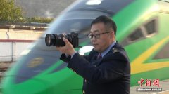 （新春走基层）镜头里的钢轨年轮：数万张照片见证春运变迁