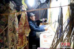 （新春走基层）青海西宁：河湟皮影进商圈 浓浓年味贺新春